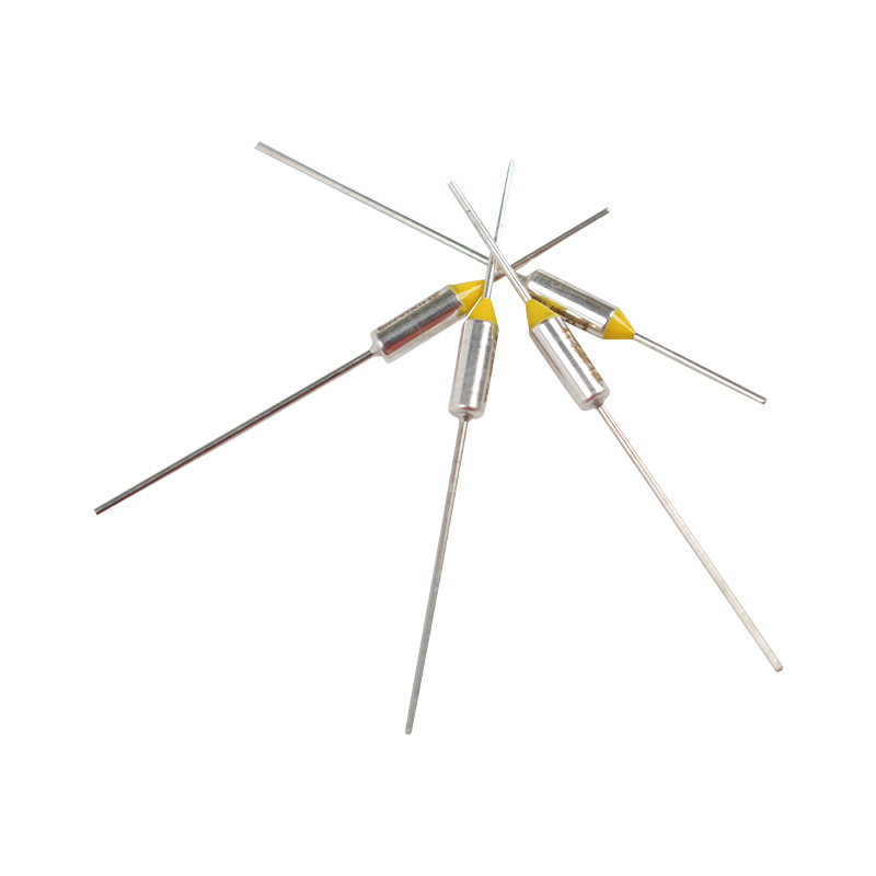 Eldobható hőbiztosíték Egyszeri, nem cserélhető hőbiztosíték kis háztartási készülékek belsejében Eldobható hőbiztosíték Egyszeri, nem cserélhető hőbiztosíték kis háztartási készülékek belsejében